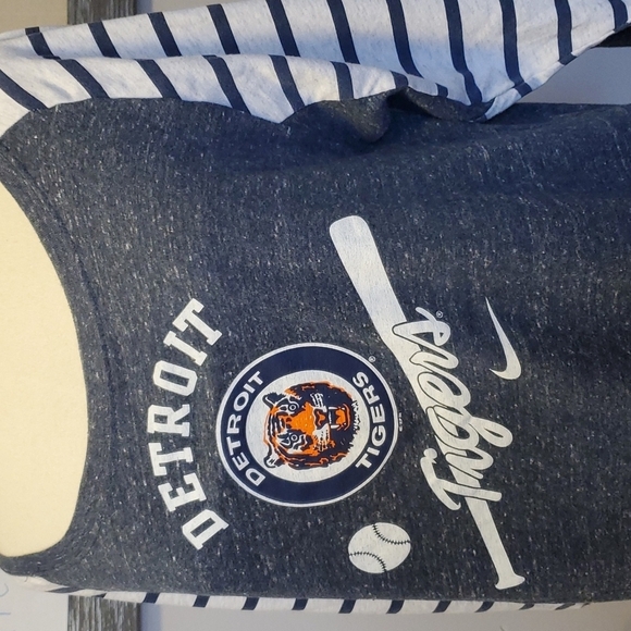 Nike Women's M Detroit Tigers Baseball 3/4 Sleeve top - Picture 3 of 6